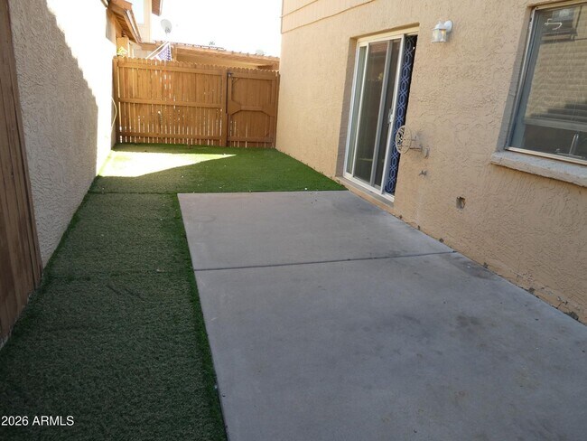 Building Photo - North Phoenix Townhome with 3 Bedrooms