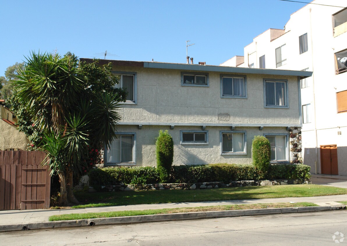 Foto del edificio - 5037 Bakman Ave