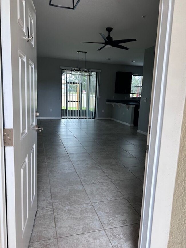 Foto del edificio - 2406 Seven Oaks Dr