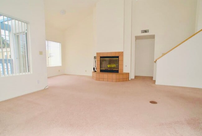 Building Photo - SPACIOUS 2BD/2BA CONDO WITH LOFT IN PB! BL...