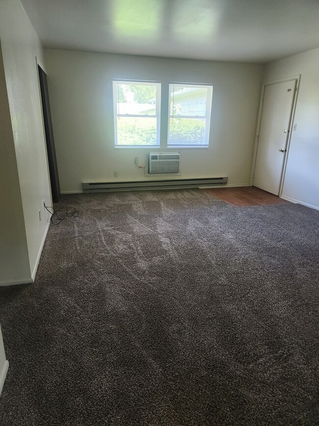 Building Photo - 1124 Lake Forest Dr