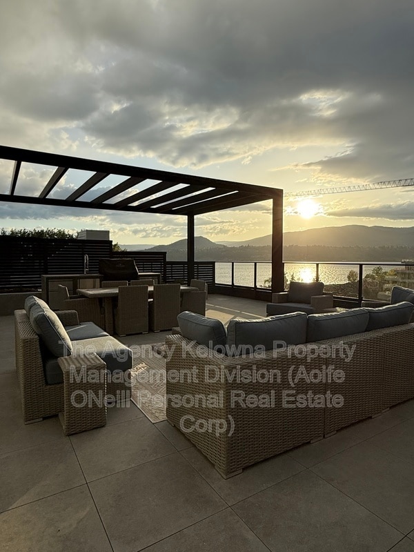 Building Photo - 3389 Lakeshore Rd