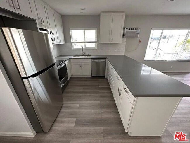 Foto del edificio - 3322 Atwater Ave