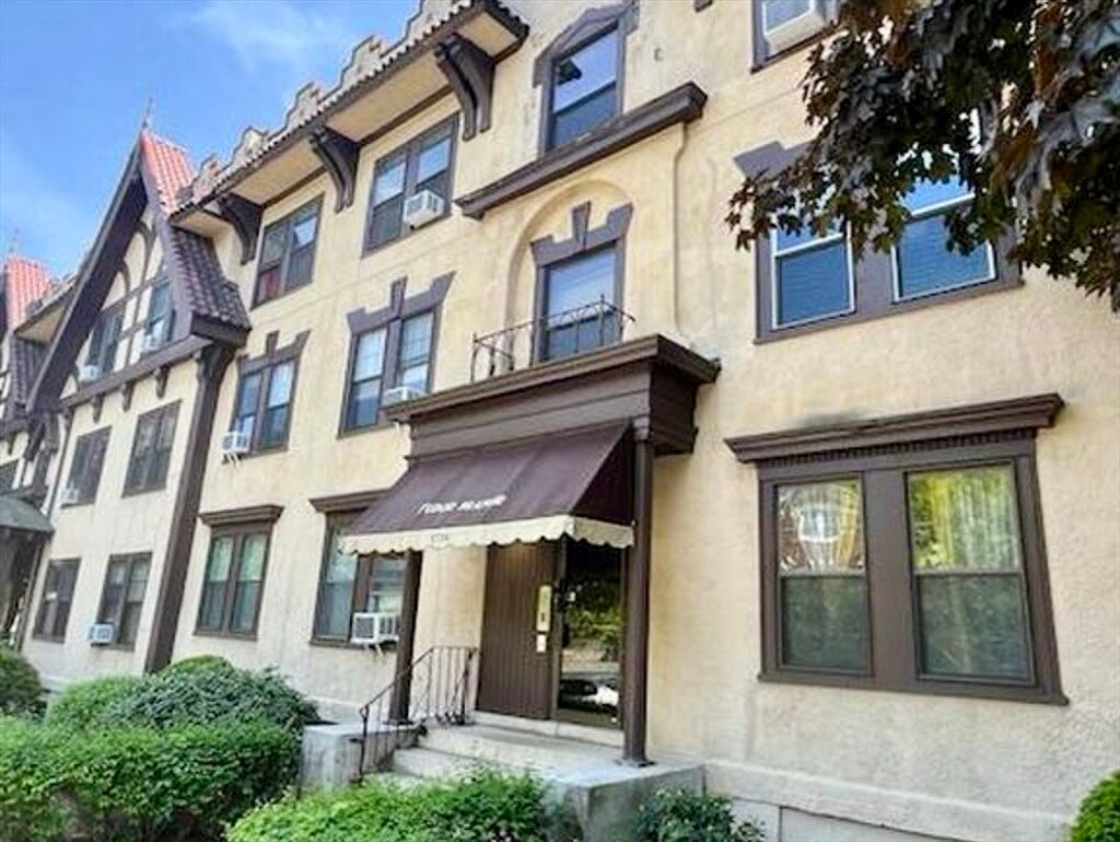 Foto principal - 1726 Commonwealth Ave