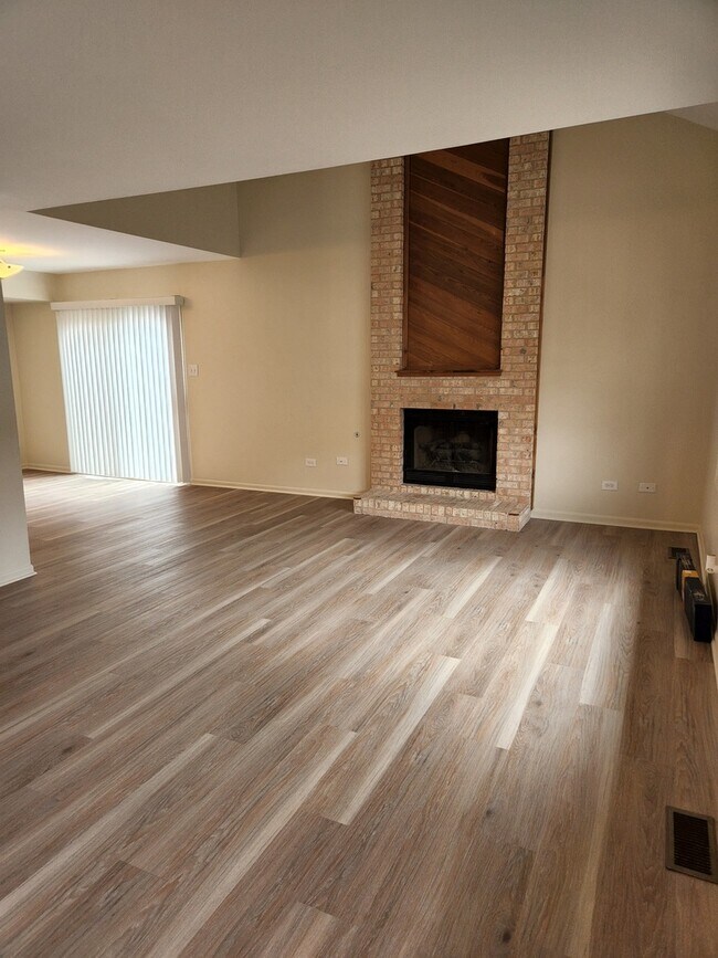 Foto del edificio - 15511 Westminster Dr