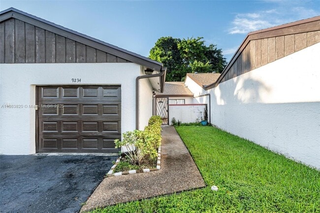 Foto del edificio - 9234 Wedgewood Ln
