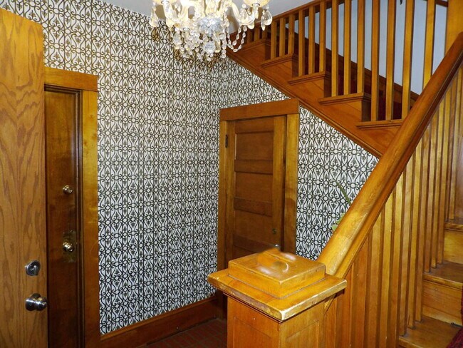 Building Photo - Pet-Friendly South Mpls 1BR | Fenced Yard | Available Immediately!