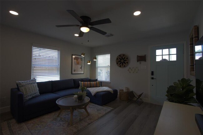 Building Photo - 913 Adele St