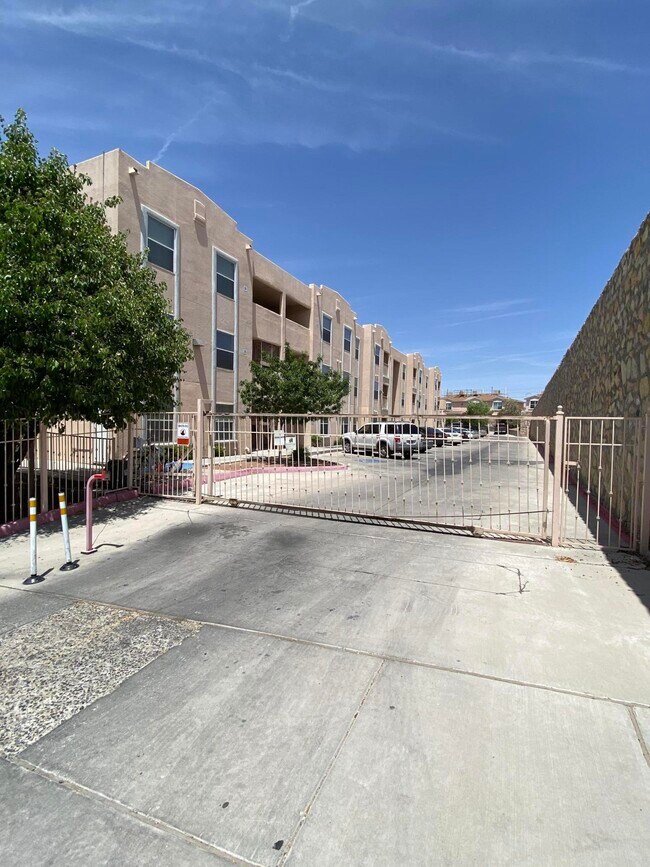Foto del edificio - 6027 Brook Hollow Dr