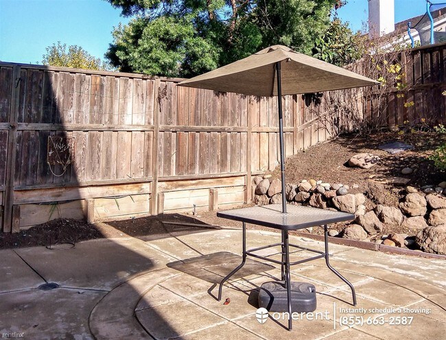 Building Photo - 5 br, 2.5 bath House - 2117 Spruce Way -