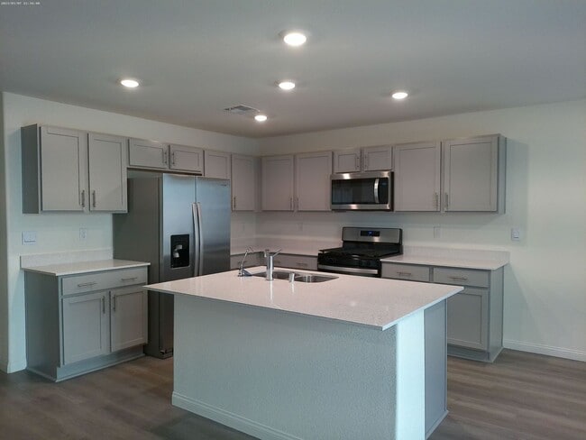 Building Photo - Rush Ave