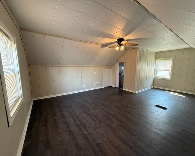 Foto del edificio - Renovated 3-Bedroom Home – We Welcome Sect...