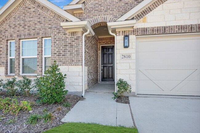 Building Photo - 2810 Woodbrook Dr