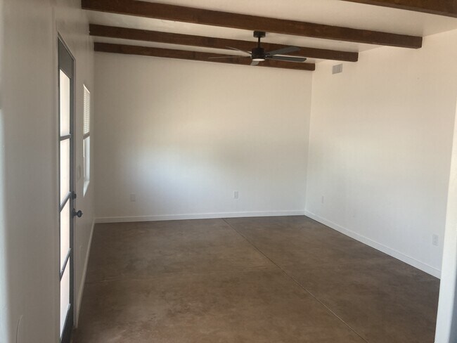 Foto del edificio - 1050 E Water St