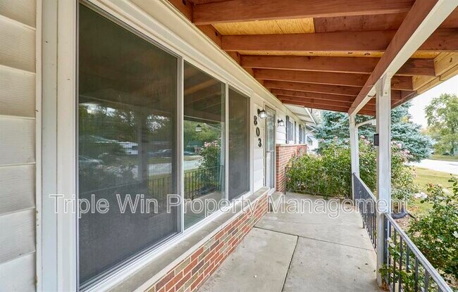 Foto del edificio - 803 Holiday Ave