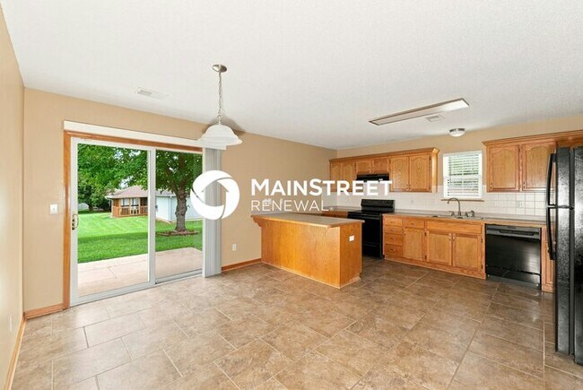 Foto del edificio - 3 Bedroom Pet-Friendly Home in Raymore, MO with Main Street Renewal