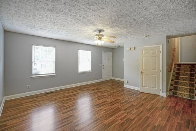 Building Photo - Single Family | Sunroom | Fenced yard