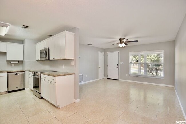 Foto del edificio - Lovely 3/2 Home with a Large Fenced Backya...