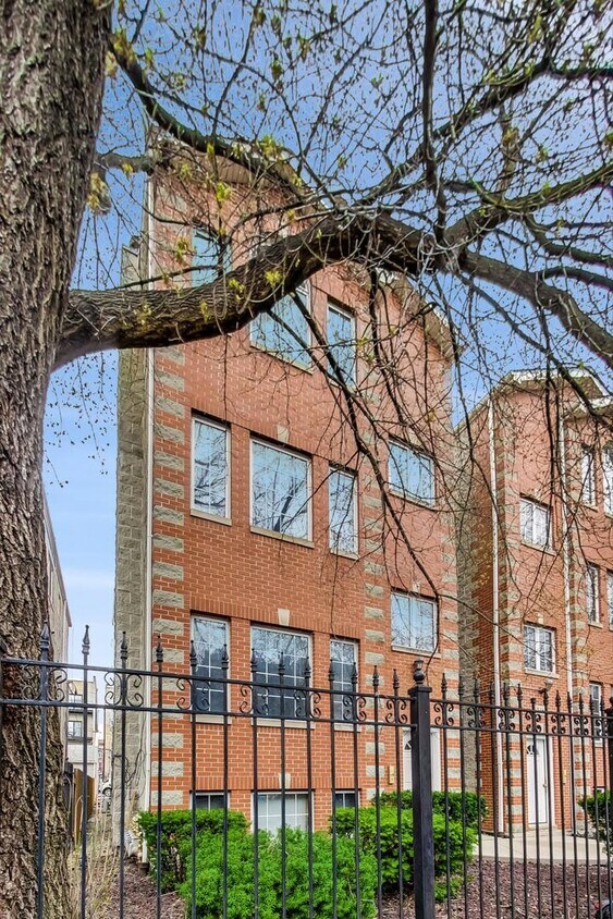 Primary Photo - 1534 N Claremont Ave