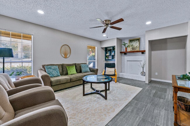 Building Photo - 919 Carmela Dr