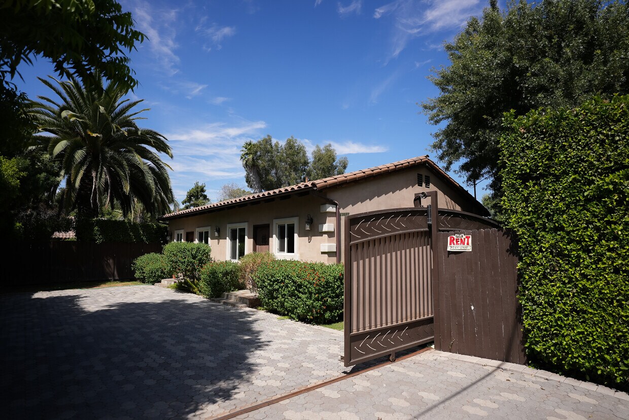 Foto principal - 19617 Oxnard St
