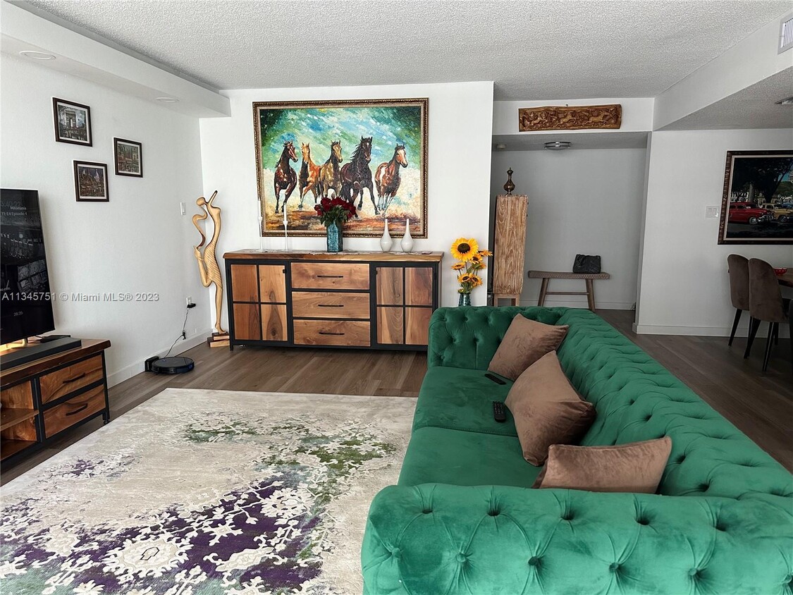 Foto principal - 18061 Biscayne Blvd