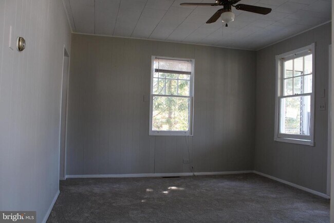Building Photo - 17 E Lake Dr