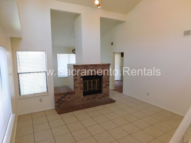 Building Photo - Spacious 4bd/2.5ba House with 2 Car Garage