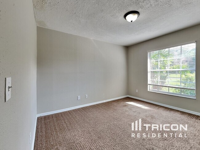 Building Photo - 1807 N Waterman Drive Valrico FL