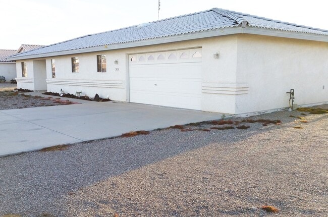 Building Photo - 3 Bedroom, 2 Bath, 2 Car Garage