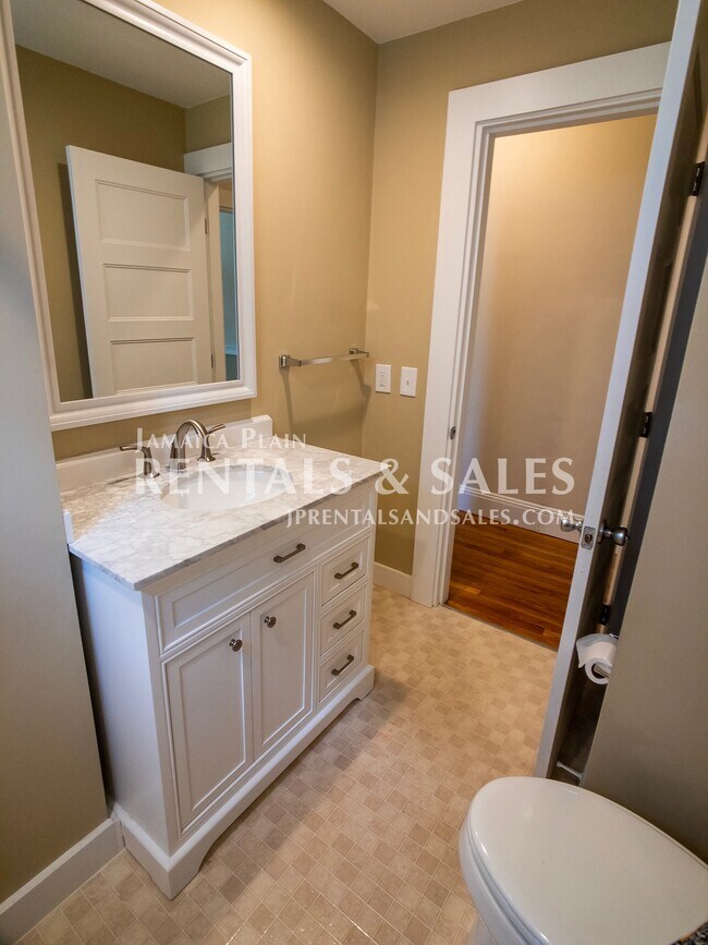 Building Photo - 40 Hewlett St