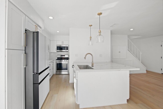 Building Photo - Quintessential Updated 3 Bed 2 Bath Upgrad...