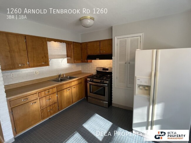 Building Photo - 3 Bedroom Apartment