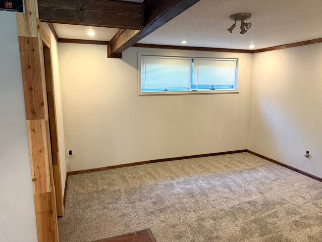 Foto del edificio - Spacious Mid-Century Modern Rental in Cant...