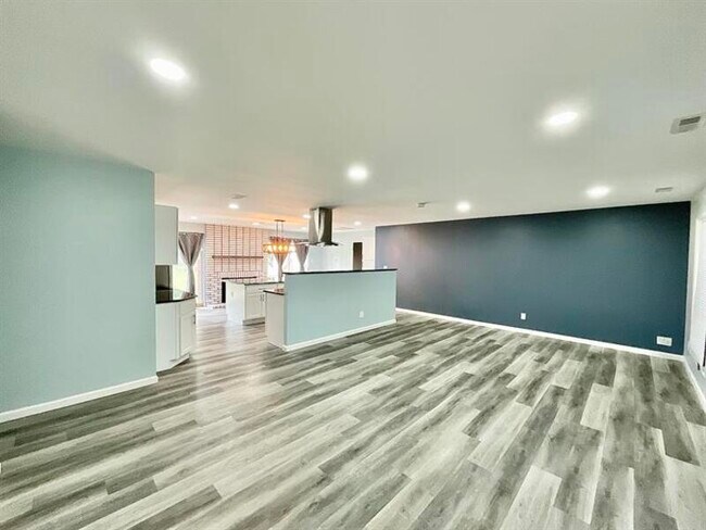 Building Photo - 205 Primrose Ln