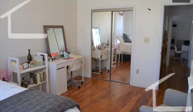 Foto del edificio - $500 Rebate upon closing!  Spacious Apt on...