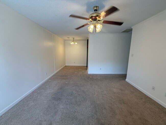 Building Photo - 1110 Chandler Dr