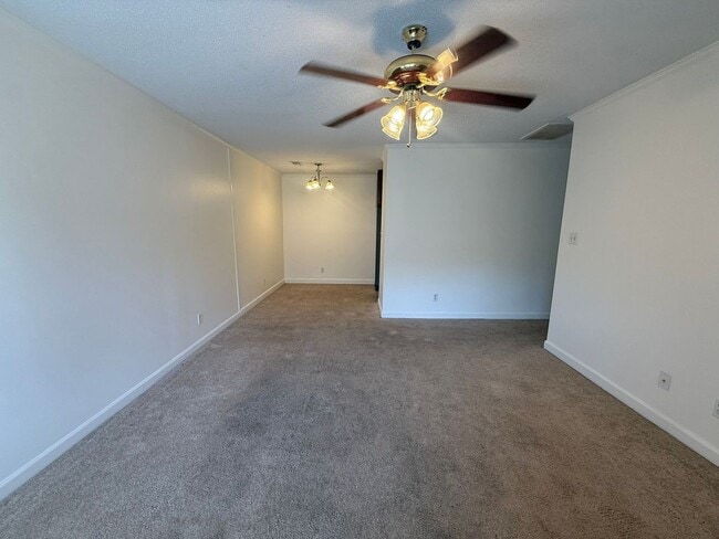 Building Photo - 2 Bedroom Condo near Cherry Park