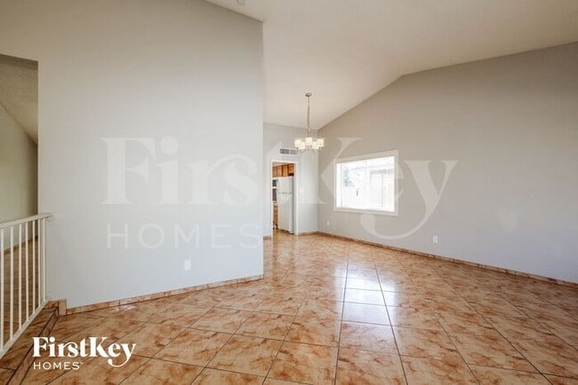 Building Photo - 2733 E Larkspur Dr