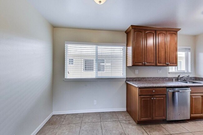 Foto del edificio - 1758 S Grant St