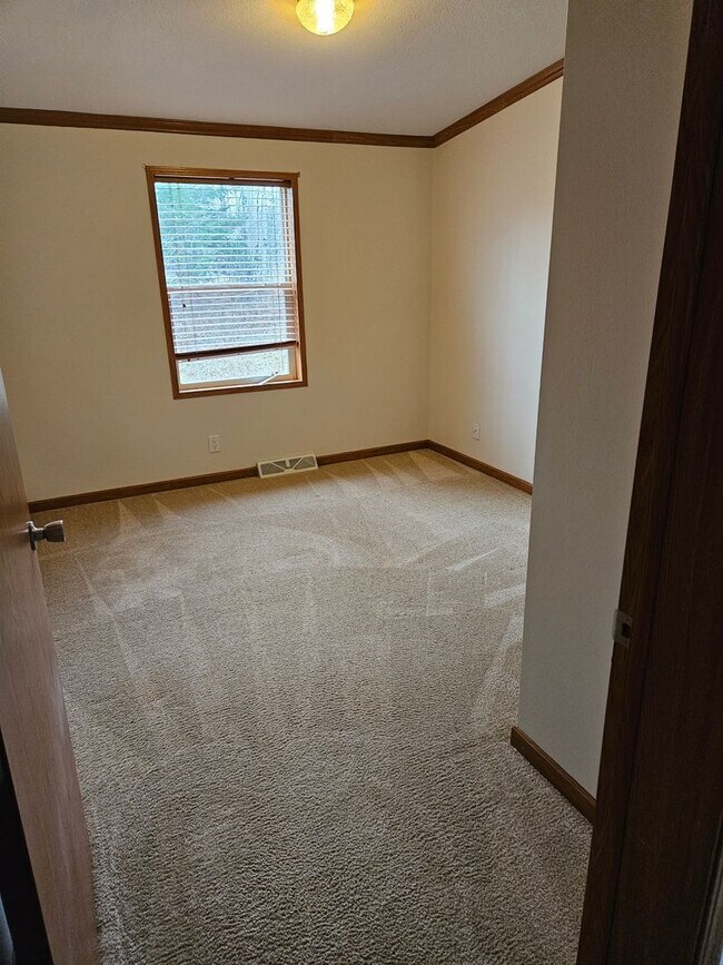 Building Photo - 3 bed, 2 bath on 10 acres w/30' x 40' Pole...