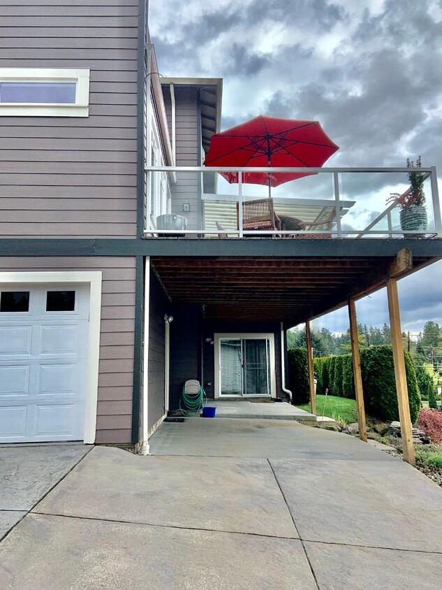 Private Entrance/Covered Patio - 823 E Lakeshore Dr