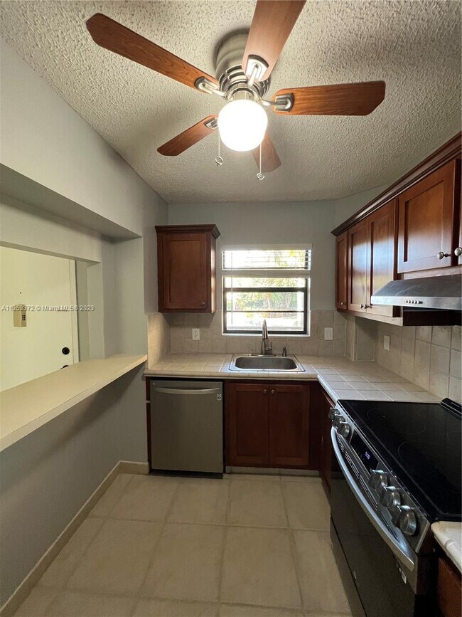 200 Jacaranda Country Club Dr Unit 4B, Plantation, FL 33324 Condo for