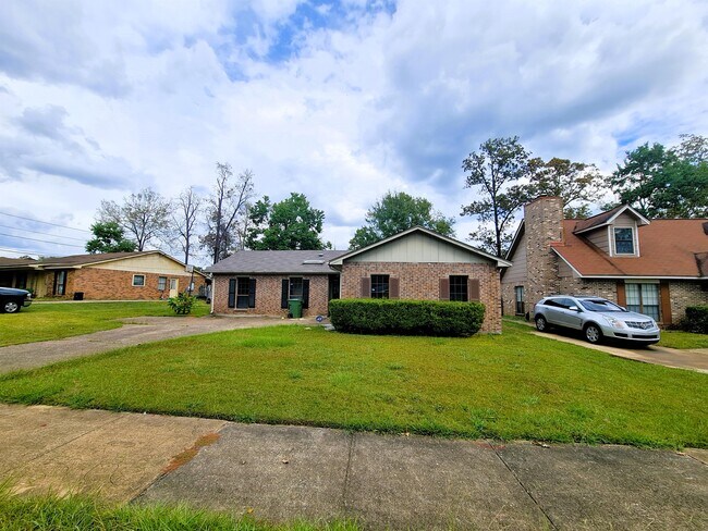 Foto del edificio - 3044 Cross Creek Dr