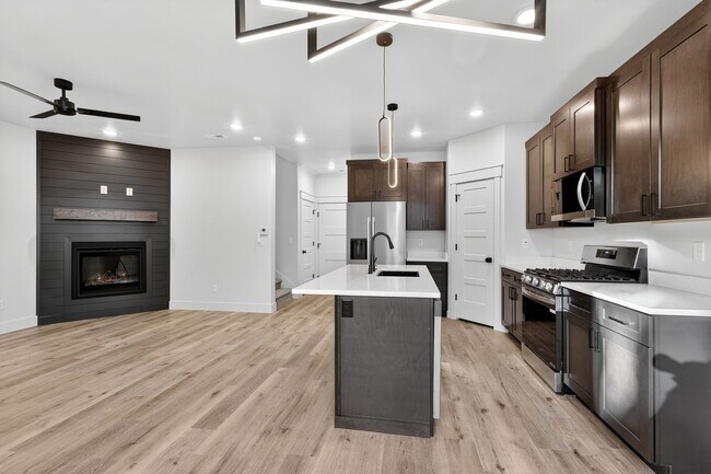 Foto del edificio - $500 off first month - BRAND NEW 3 BED 2.5 BATH TOWNHOMES WITH 2 CAR GARAGE