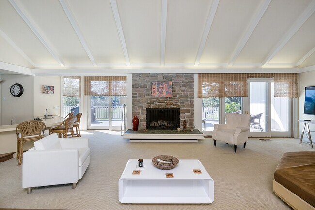 Foto del edificio - 2700 Hillcrest Dr