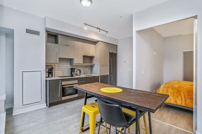 Building Photo - 199 Richmond St W