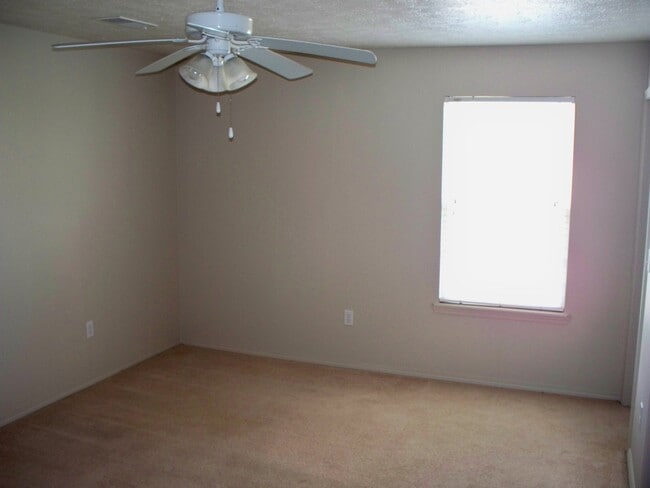 Building Photo - 2 bedroom 2 bath recently renovated Apartm...