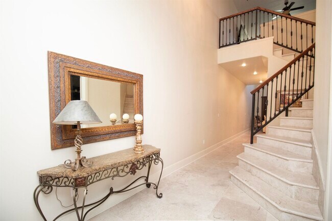 Building Photo - 2110 Bermuda Dr