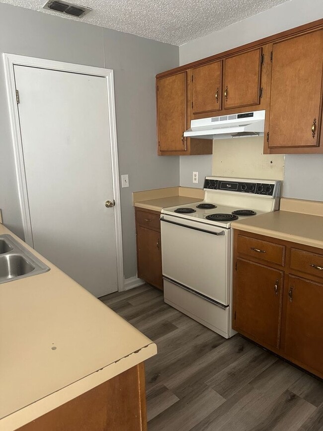 Building Photo - 508 Village Cove